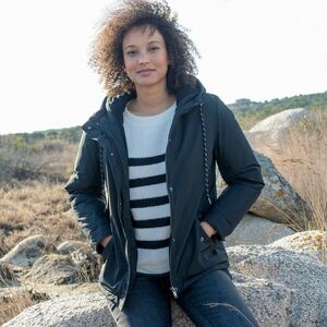 Vízálló kabát kapucnival és cipzárral kép