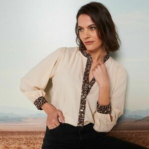 Blúz nyomtatott gombolással és mandzsettával kép