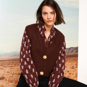 Arany gombokkal díszített mellény kép