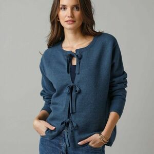 Pulóver nyakkendővel kép