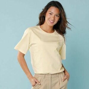 Egy egyszerű, rövid ujjú póló apró testalkatúaknak kép