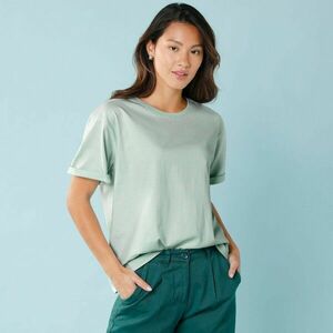 Egy egyszerű, rövid ujjú póló apró testalkatúaknak kép