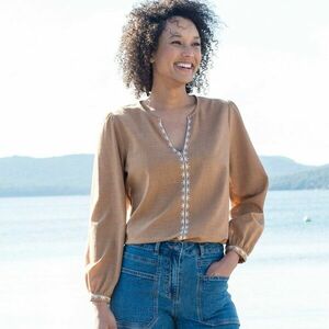 Egyszínű blúz hímzéssel és hasítékkal a nyakkivágásnál kép