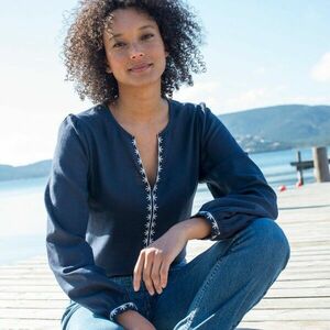 Egyszínű blúz hímzéssel és hasítékkal a nyakkivágásnál kép