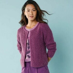 Rövid kardigán apró termetűeknek, bolyhos kötött anyagból. kép