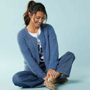 Rövid kardigán apró termetűeknek, bolyhos kötött anyagból. kép