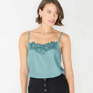 Hímzett felsőrész állítható pántokkal kép