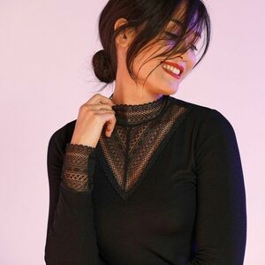 Póló csipkés részletekkel kép