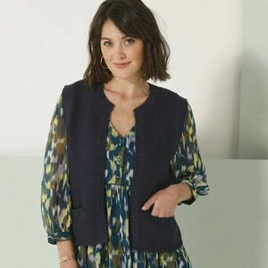 Fésűs kötött anyagból készült mellény kép