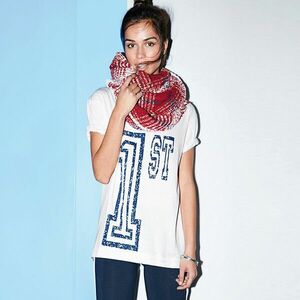 Kerek nyakú, rövid ujjú póló kép