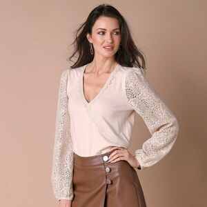 Póló csipkés ujjakkal kép