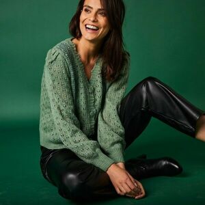 V-nyakú pulóver hullámos kivitelben kép