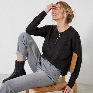 Pulóver tunika nyakkivágással, sima kötött mintával kép