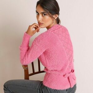 Kötött pulóver szőrrel és csipkével a hátán kép