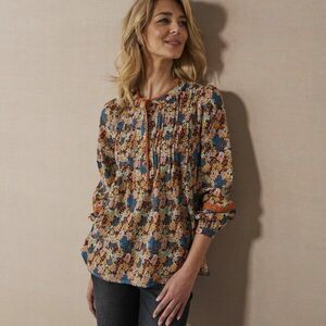 Blúz szamócával, makraméval és virágmintával kép