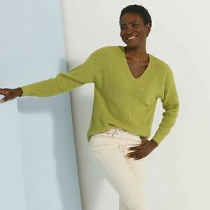 V-nyakú pulóver kép