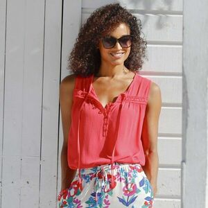 Hosszú felső gombos nyakkivágással és makraméval kép