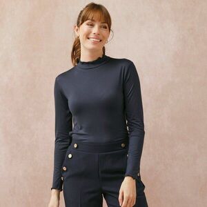 Egyszínű póló állógallérral és hullámos szegéllyel kép