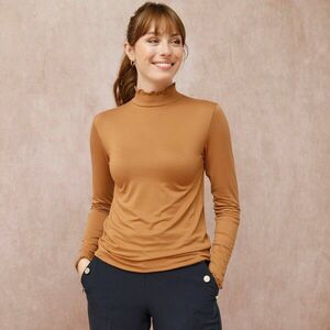 Egyszínű póló állógallérral és hullámos szegéllyel kép