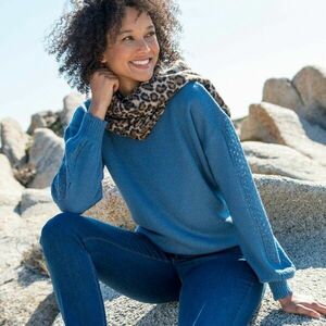 Pulóver áttört mintával és hullámos szegélyekkel kép