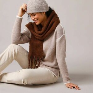 Hosszabbított pulóver kontrasztos szegéllyel kép