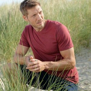 Kerek nyakú póló rövid ujjakkal kép