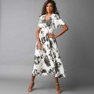 Hosszú ruha széles ujjakkal és virágmintával kép