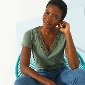 V-nyakú póló csipkével kép