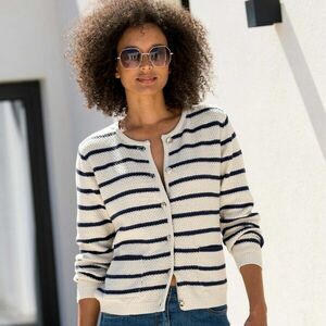 Csíkos pulóver dekoratív gombokkal kép