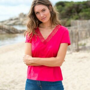 V-nyakú póló csipkével kép