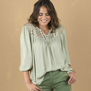 Crepon blúz makraméval és 3/4-es ujjakkal kép
