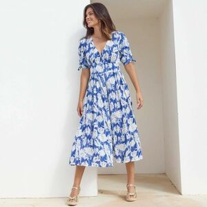 Hosszú, bővített ruha könyökig érő ujjakkal, krepp mintával kép