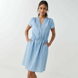 Rövid ruha cipzáras nyakkivágással és rövid ujjakkal, könnyű farmerből készült. kép