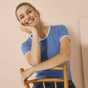 Rövid ujjú póló kontrasztos szegéllyel kép