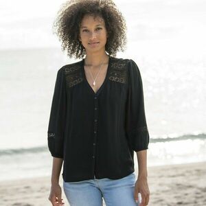 V-nyakú blúz makraméval kép