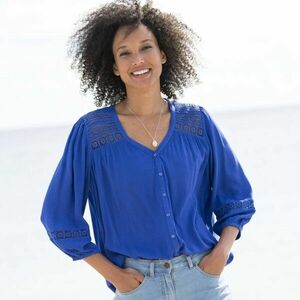 V-nyakú blúz makraméval kép