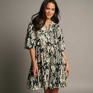 Kiterjedt fodros ruha etno mintával kép