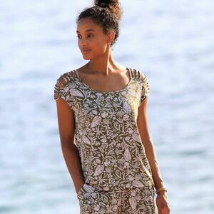 Póló díszítő zsinórokkal a vállakon, nyomtatott kép