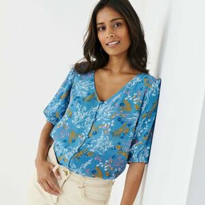 Blúz gombokkal és virágokkal kép