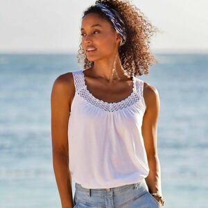 Top makramé nyakkivágással és pántokkal kép