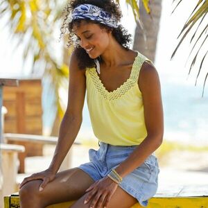 Top makramé nyakkivágással és pántokkal kép