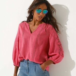 Egyszínű blúz makramé és áttört hímzéssel kép