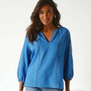 Egyszínű blúz makramé és áttört hímzéssel kép