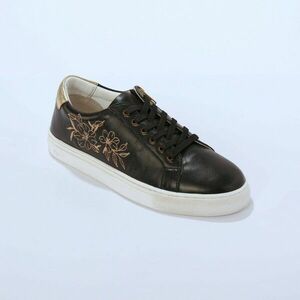 Hímzett és cipzáras sportcipők kép