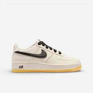 Rövid szárú edzőcipők Nike Air Force 1 Low LV8 Soft Pearl Gum Black (GS) kép